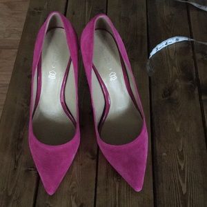 🌺 Fuchsia suede pumps 🎈donating soon 🎈